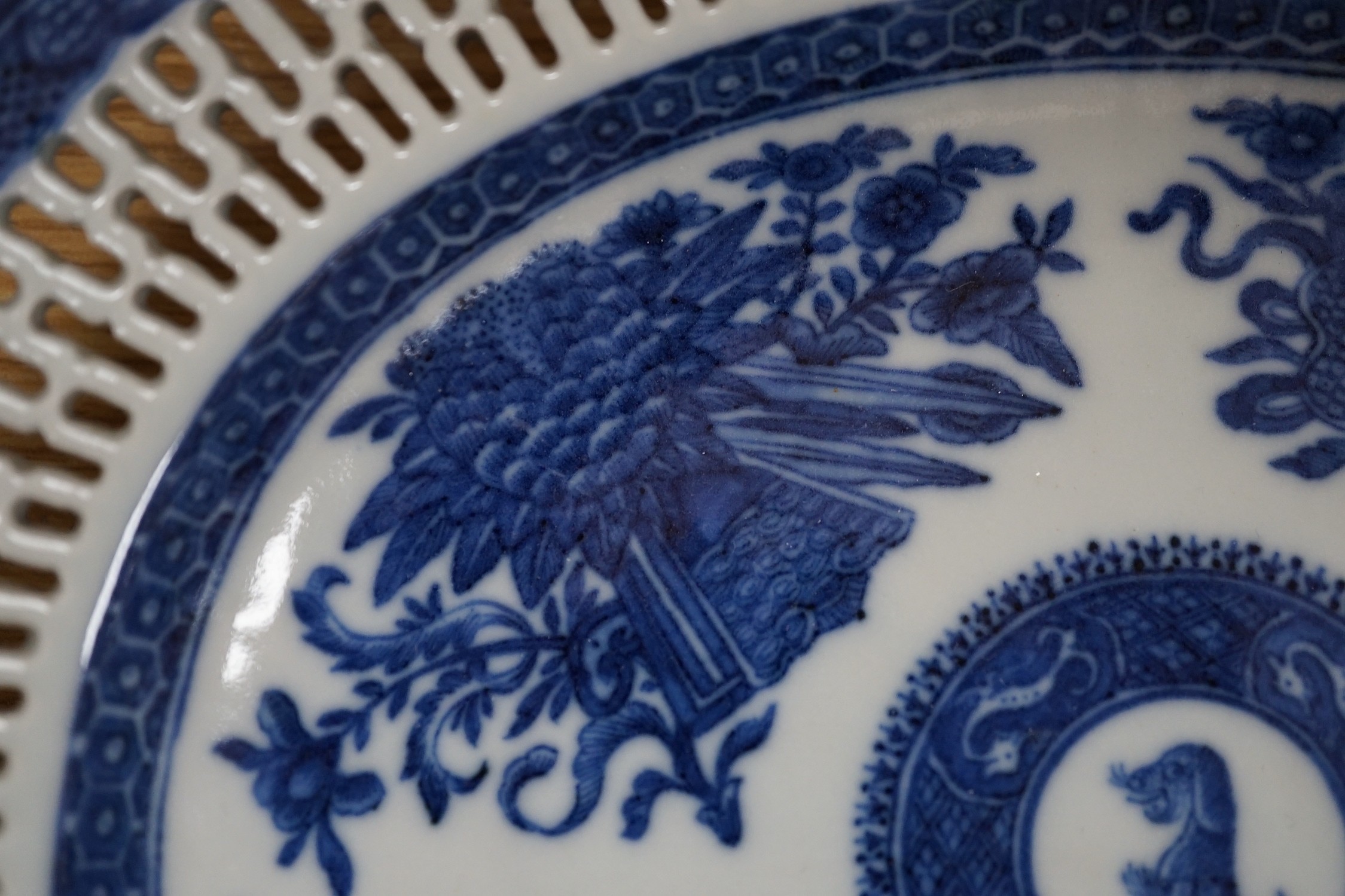 A Chinese crested blue and white stand, Qianlong period, 23.5cms wide